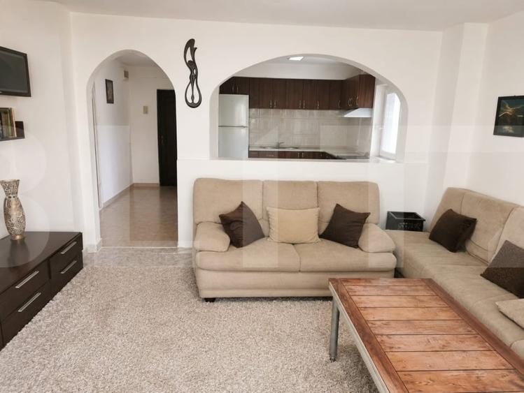 Apartament cu 3 camere decomandat, mobilat în Girocului