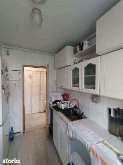 Apartament cu 3 camere semidecomandat în Tomis I
