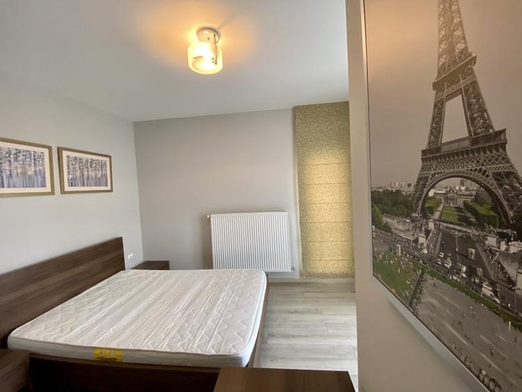 Apartament cu 3 camere semidecomandat, mobilat în Central