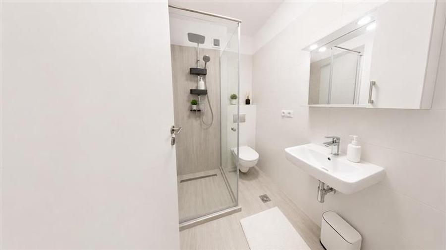 Apartament cu 4 camere decomandat în Tractorul