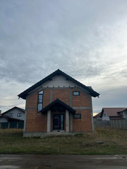 Casă individuală cu 5 camere decomandat cu Garaj în Cărpiniș
