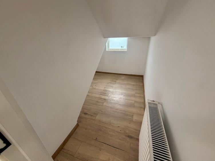 Casă individuală cu 8 camere cu Canalizare în Exterior Sud