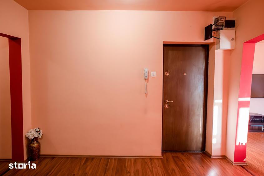 Apartament cu 3 camere semidecomandat în Rahova