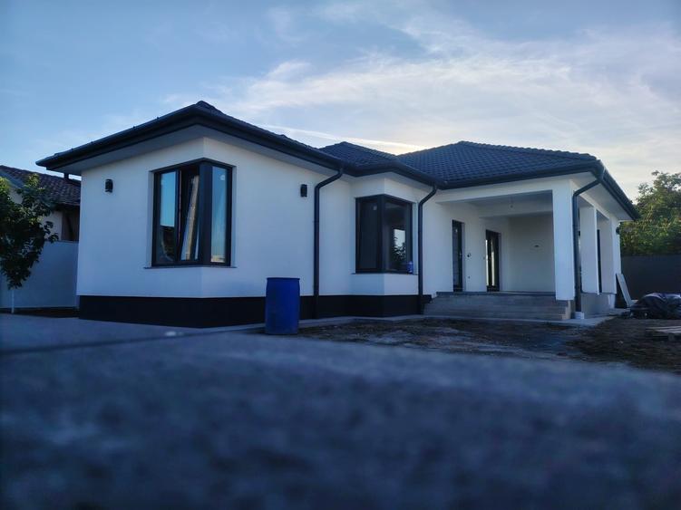 Casă cu 4 camere în Sântandrei