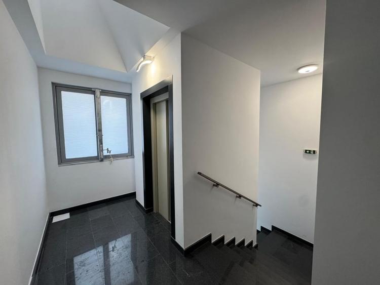 Apartament cu 3 camere semidecomandat, mobilat în Dămăroaia