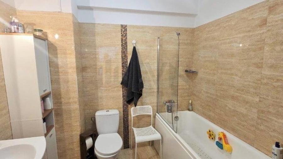 Apartament cu 3 camere decomandat în Jiului