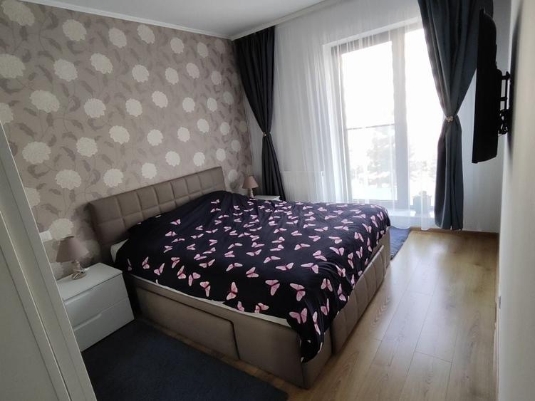 Apartament cu 3 camere decomandat în Roșu