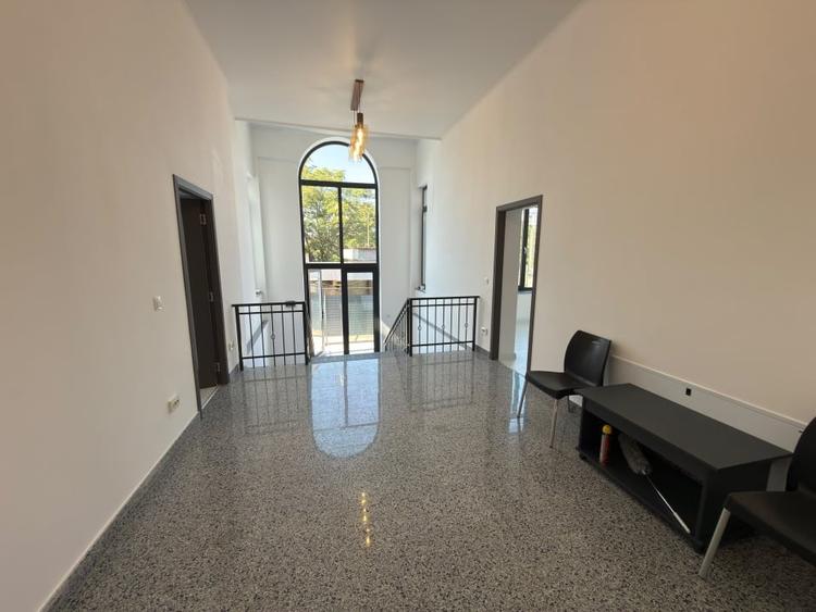 Casă individuală cu 9 camere cu Canalizare în Central