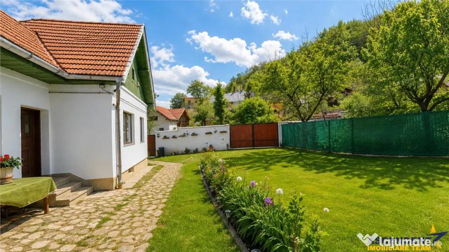 Casă cu 3 camere cu Teren 1741 Mp în Central