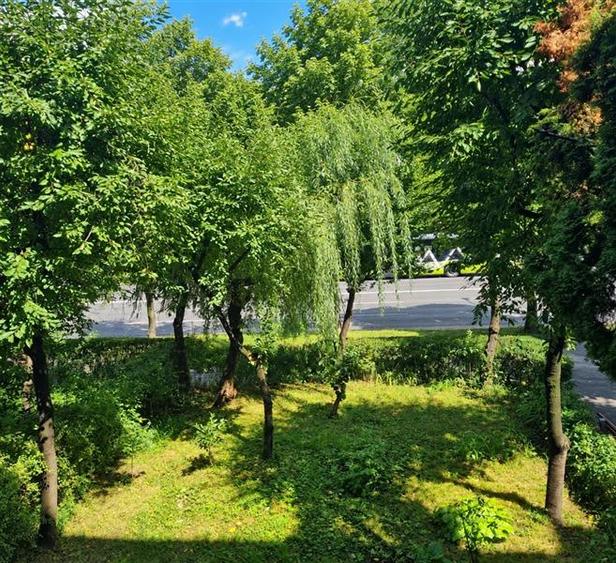 Apartament cu 3 camere semidecomandat în Vlahuță