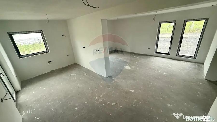 Casă cu 7 camere cu Teren 892 Mp în Est