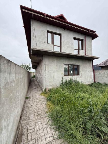Casă individuală cu 4 camere cu Canalizare în Chercea