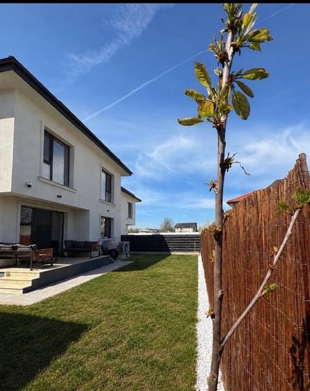 Casă individuală cu 4 camere cu Canalizare în Tunari