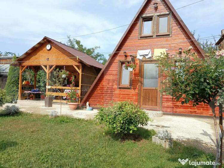 Casă cu 2 camere cu Teren 1326 Mp în Central