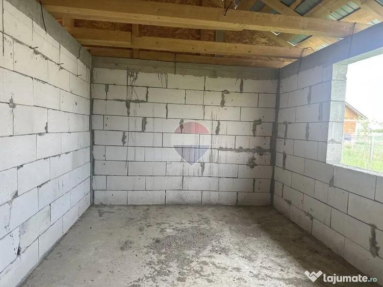 Casă cu 3 camere cu Teren 617 Mp în Slobozia (Roznov)