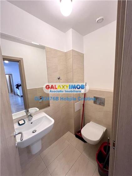 Apartament cu 4 camere semidecomandat, mobilat în Băneasa
