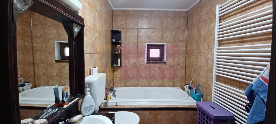 Casă individuală cu 4 camere cu Canalizare în Săbăreni