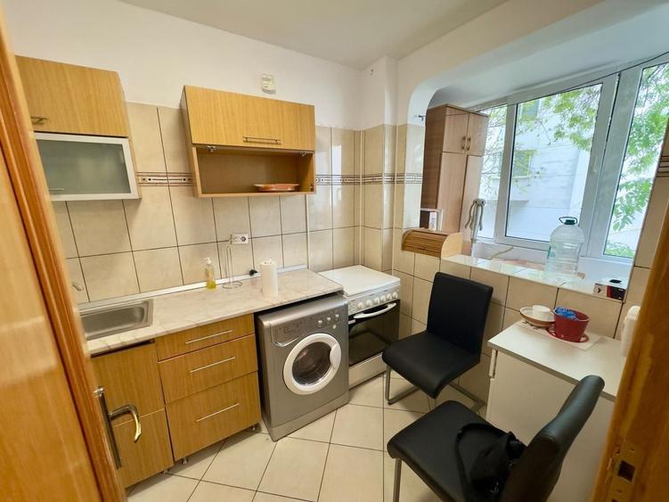 Apartament cu 2 camere semidecomandat, mobilat în 1 Mai