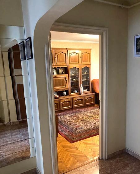 Apartament cu 3 camere decomandat, mobilat în Dacia