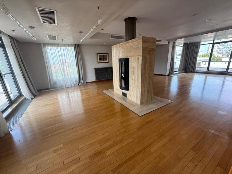 Penthouse cu 4 camere decomandat în Capitale