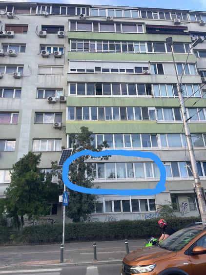 Apartament cu 3 camere semidecomandat în P-ța Victoriei