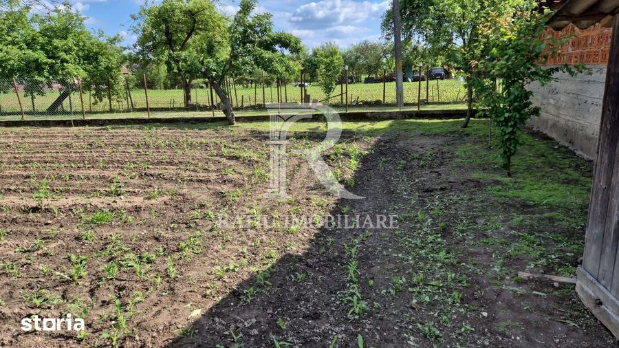 Casă cu 6 camere cu Teren 2300 Mp în Pomezeu