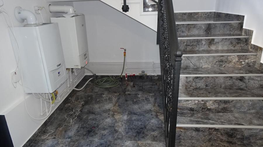 Casă cu 6 camere cu Garaj în Împăratul Traian