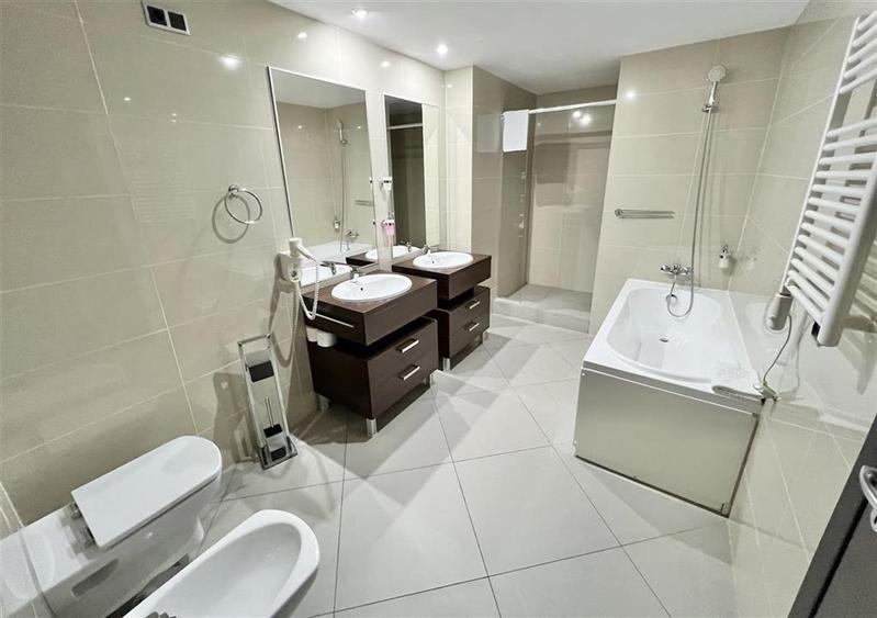 Apartament cu 4 camere decomandat, mobilat în Poiana Brașov