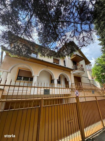 Casă cu 6 camere cu Teren 355 Mp în Central