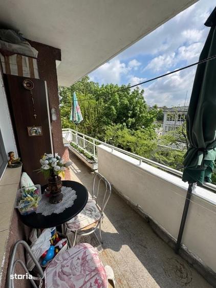 Apartament cu 3 camere semidecomandat în Calea București