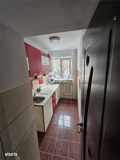 Apartament cu 3 camere semidecomandat în Mircea cel Bătrân