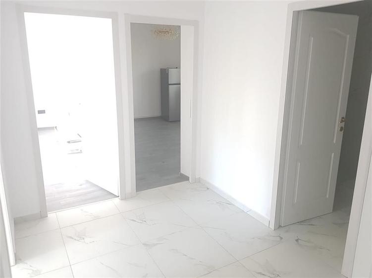 Apartament cu 3 camere decomandat în Apollo