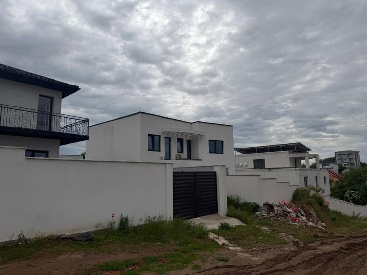 Casă individuală cu 4 camere cu Canalizare în Aeroport