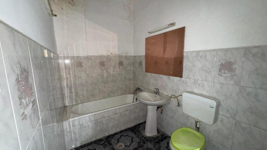 Casă individuală cu 11 camere cu Canalizare în Dristor