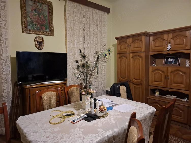 Apartament cu 3 camere semidecomandat în P-ța Maria