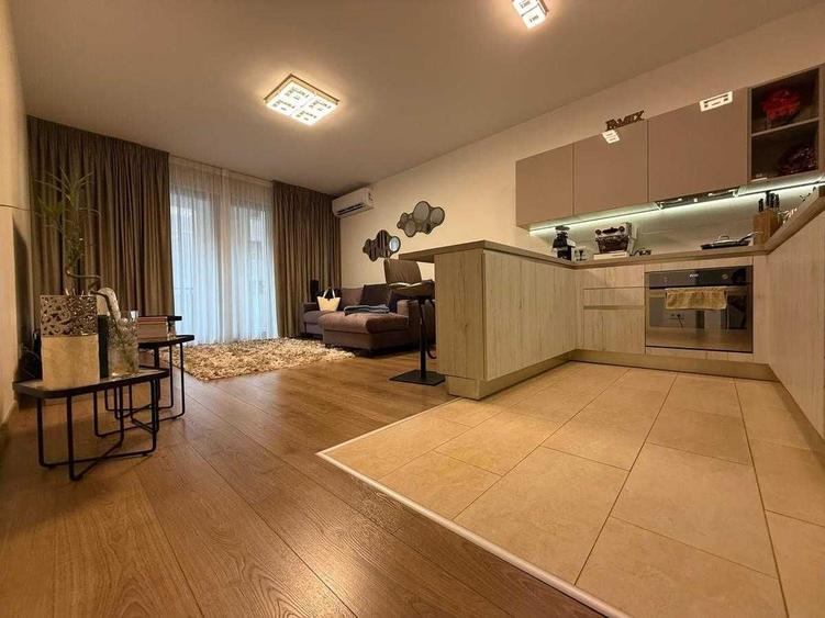 Apartament cu 3 camere semidecomandat în Unirii