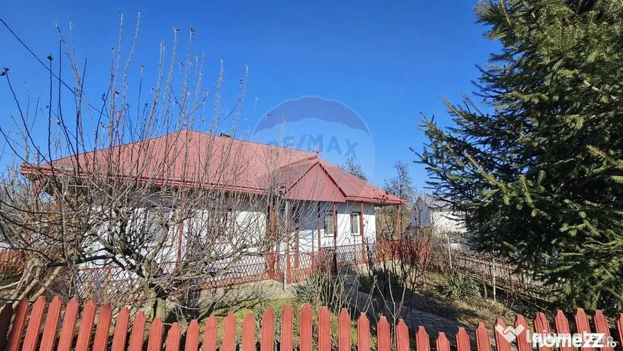 Casă cu 3 camere cu Teren 4900 Mp în Central
