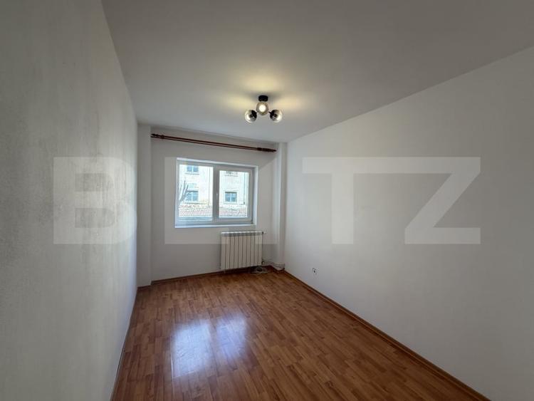 Apartament cu 3 camere decomandat în Debarcader