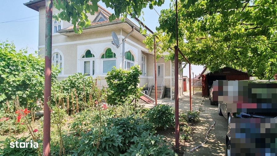 Casă cu 4 camere cu Teren 2101 Mp în Central
