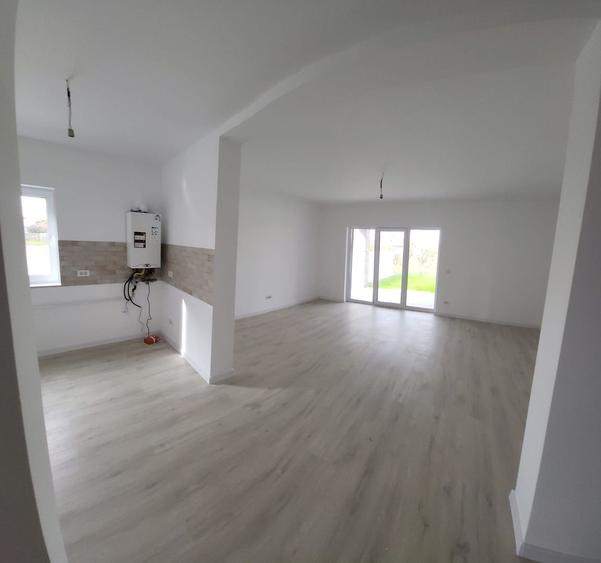 Duplex cu 5 camere cu Canalizare în Utvin