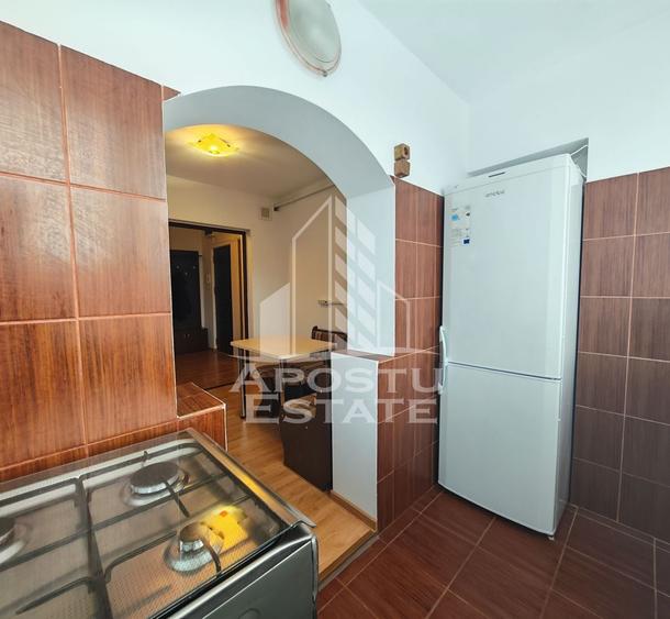 Apartament cu 3 camere semidecomandat în Aradului