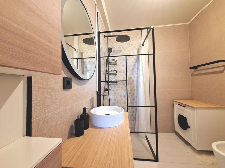 Apartament cu 3 camere semidecomandat, mobilat în Florești