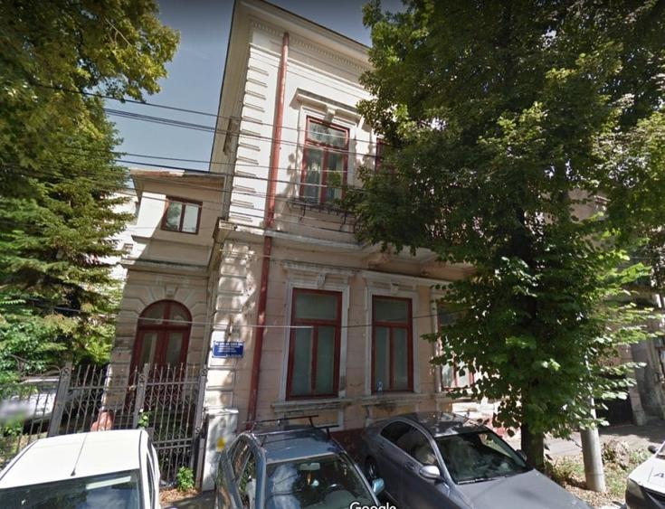 Casă cu 14 camere cu Canalizare în Central