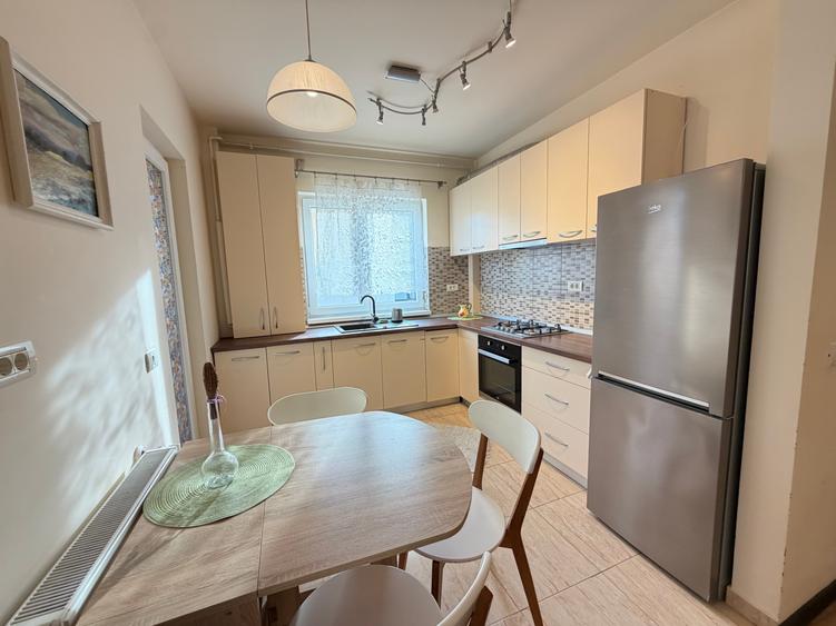 Apartament cu 3 camere semidecomandat în Aradului