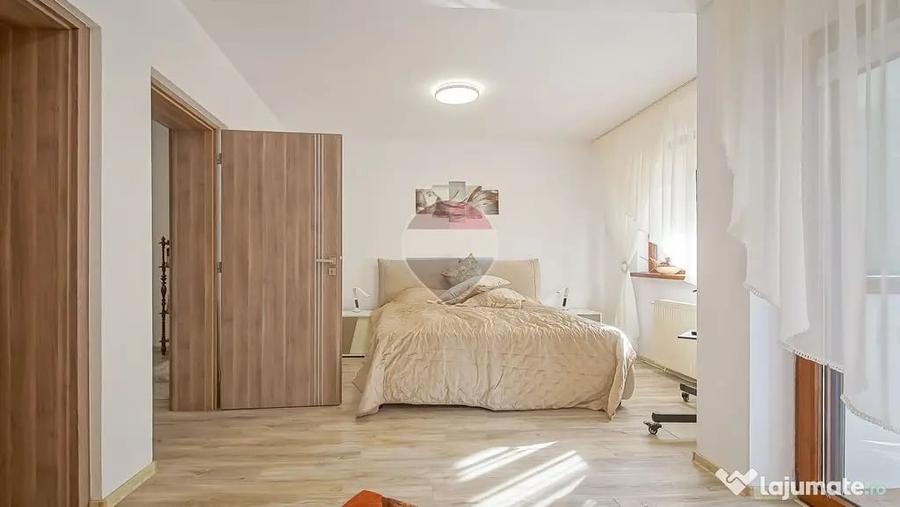 Apartament cu 4 camere decomandat în Clăbucet