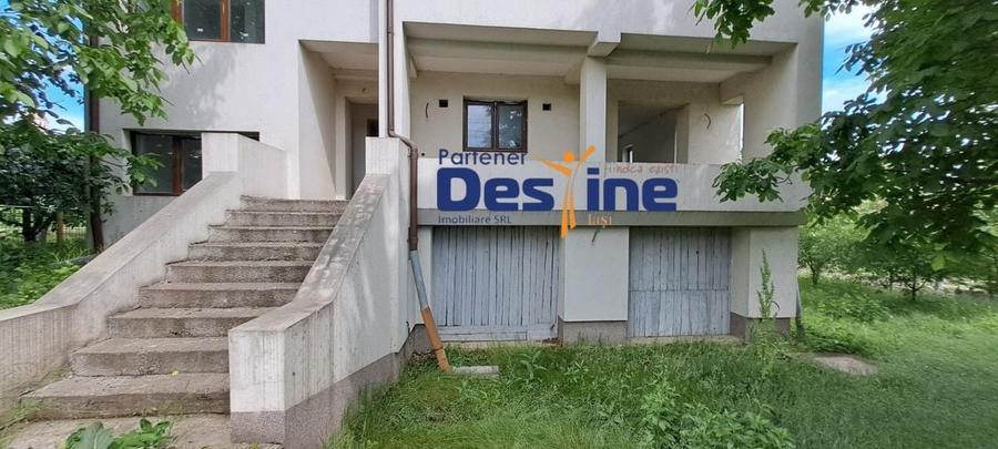 Casă individuală cu 11 camere cu Canalizare în Valea Lupului