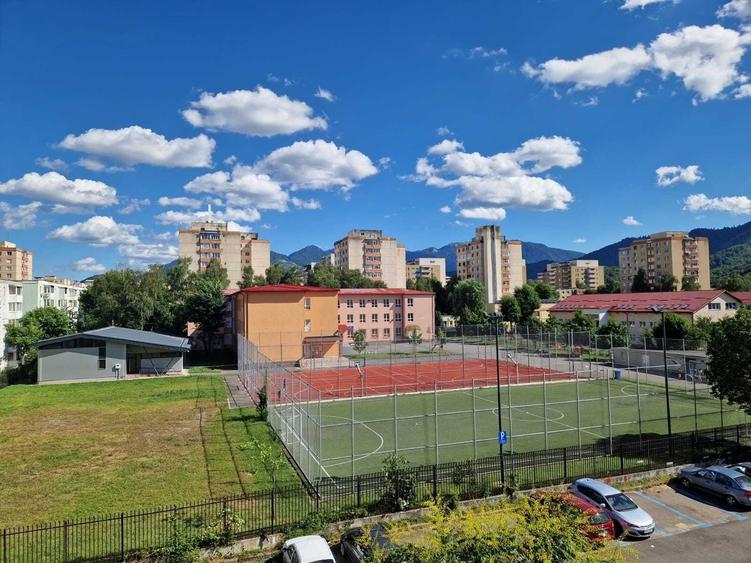 Apartament cu 3 camere decomandat în Astra