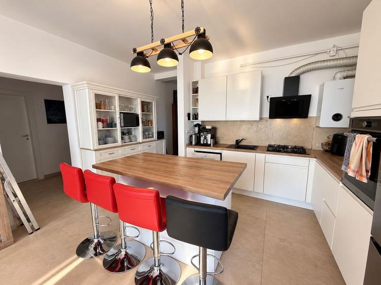 Apartament cu 3 camere semidecomandat, mobilat în Dumbrăvița