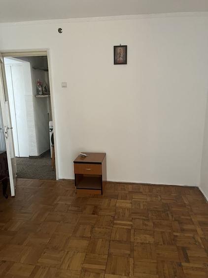 Apartament cu 3 camere semidecomandat în Sârbi