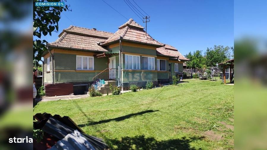 Casă cu 3 camere semidecomandat în Borzești